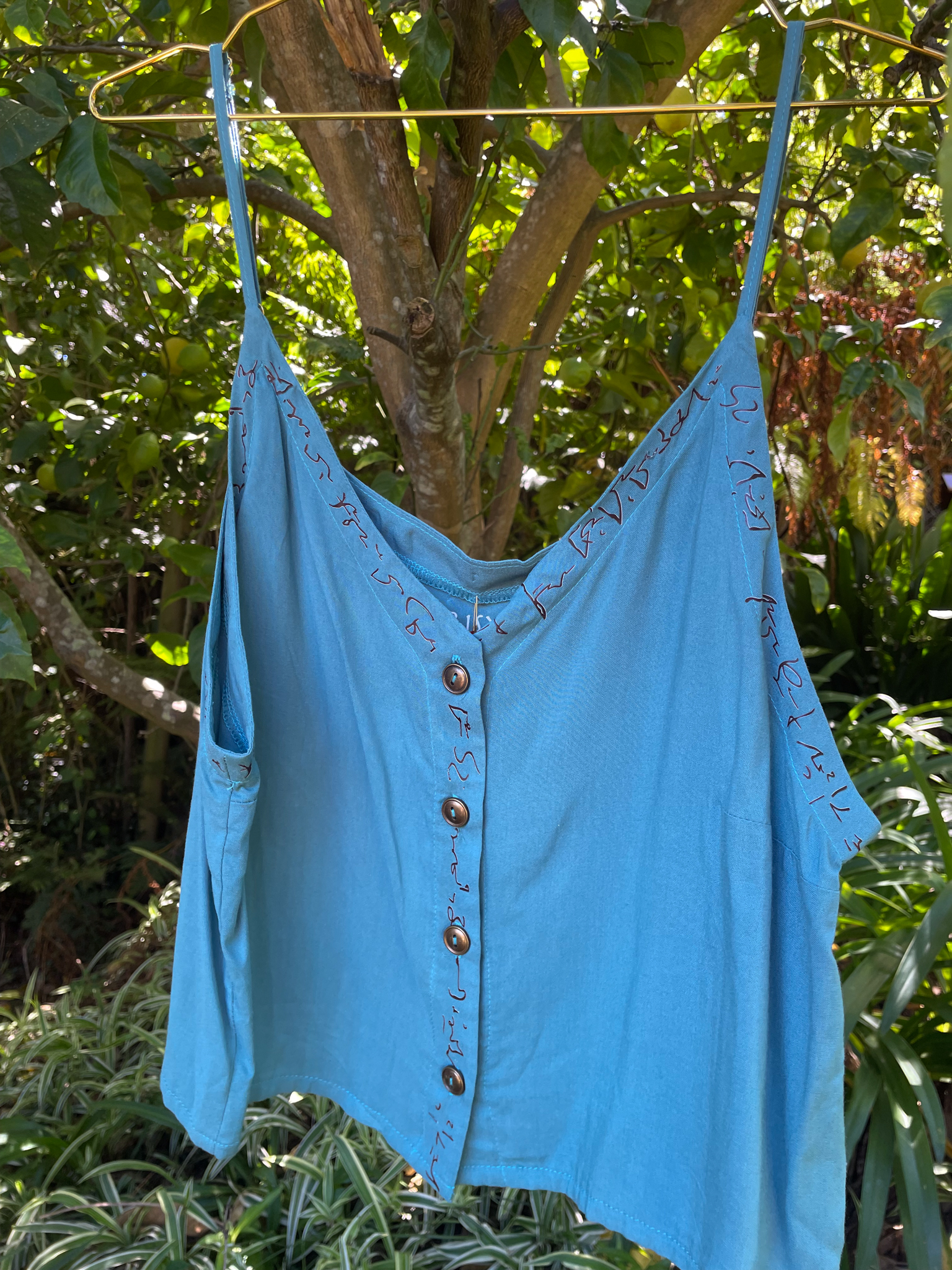 Ela | Ocean -  Brown Edge Writing / Top